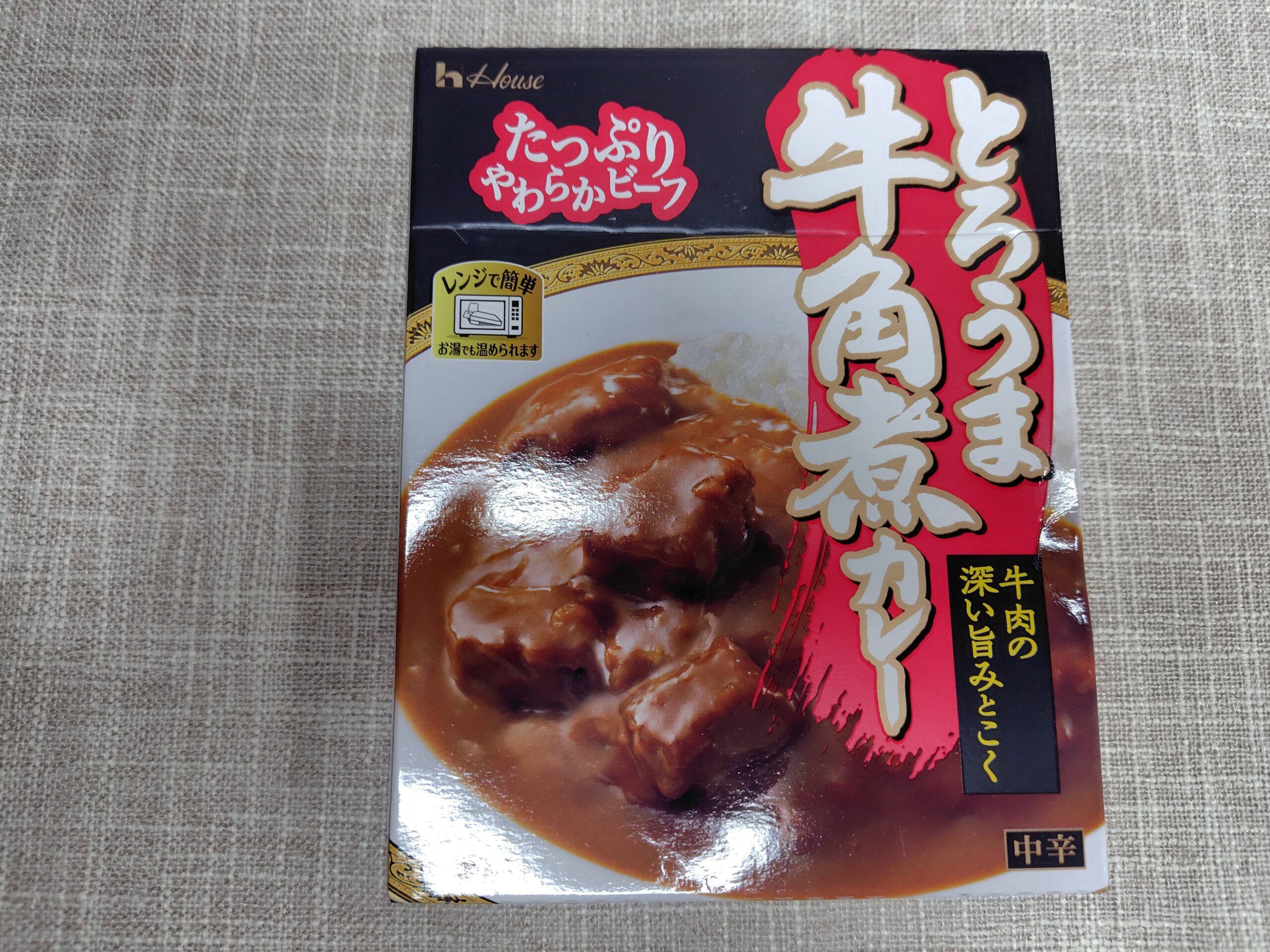 ハウス とろうま牛角煮カレー 中辛のパッケージ