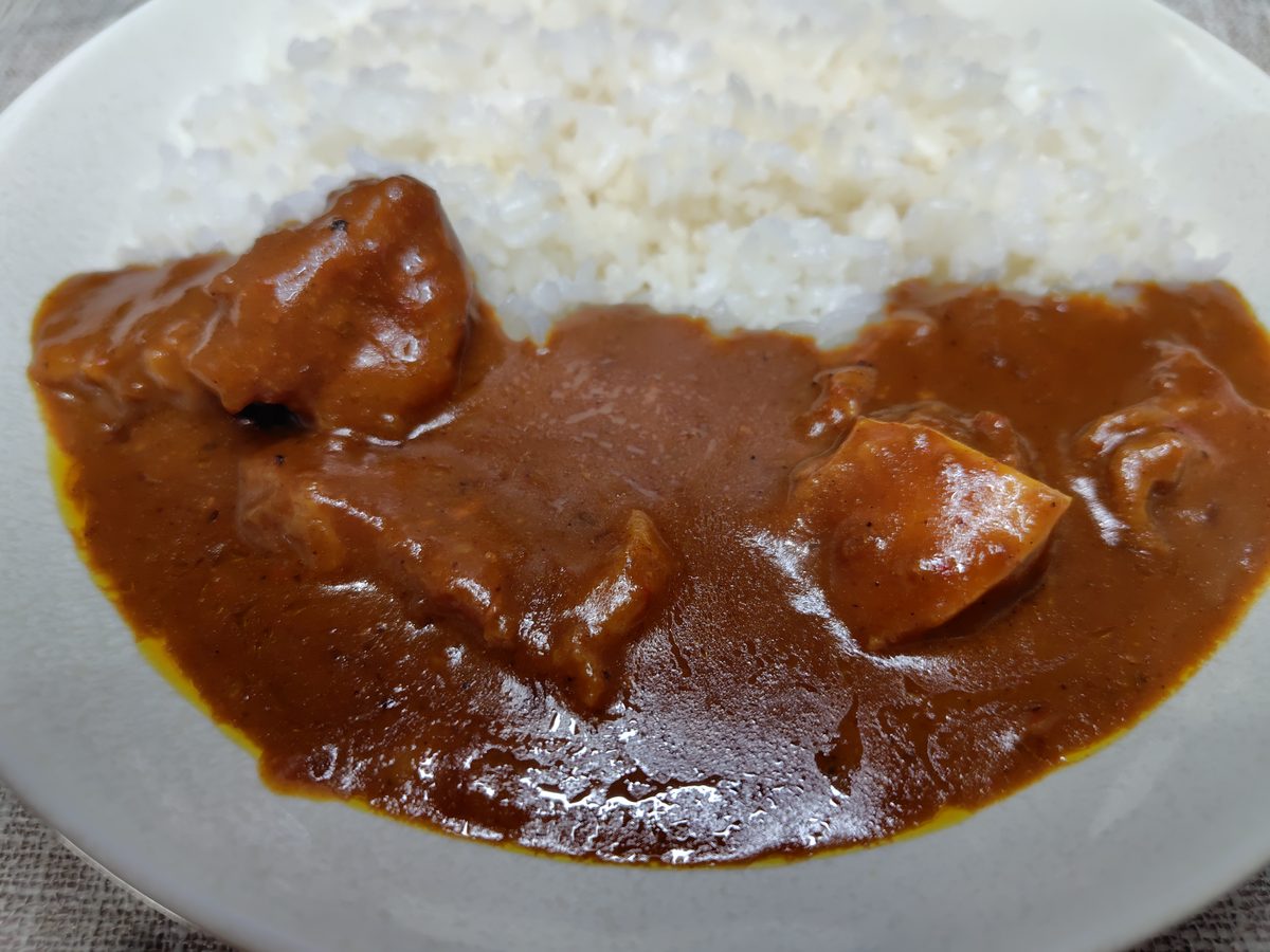 無印良品 焙煎スパイスのごろり牛肉カレーの盛り付け