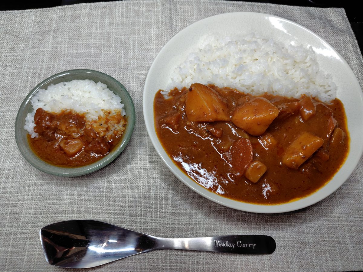 冷ました無印良品 ごろごろ野菜とひき肉の大盛りカレー(左)