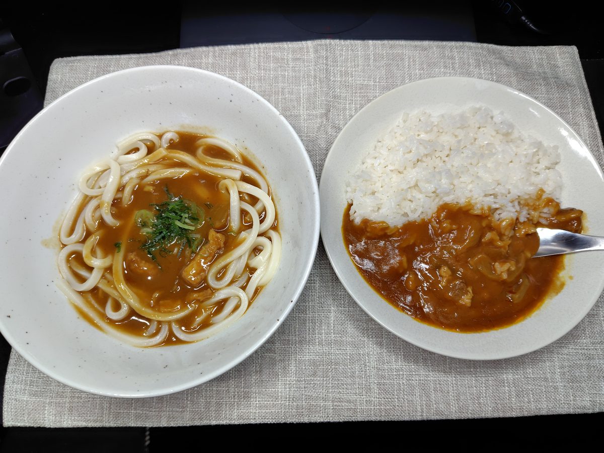 無印良品 和出汁と牛肉の大盛りカレーとカレーうどん