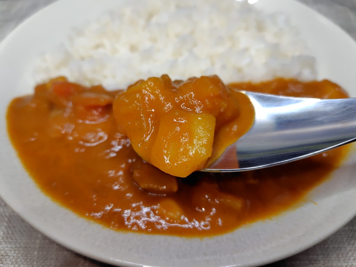 無印良品 辛くない国産りんごと野菜のカレーと具材