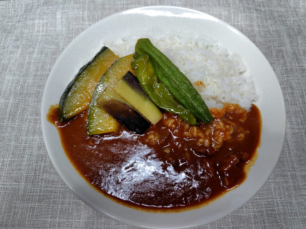 レトルトカレーの夏野菜トッピング